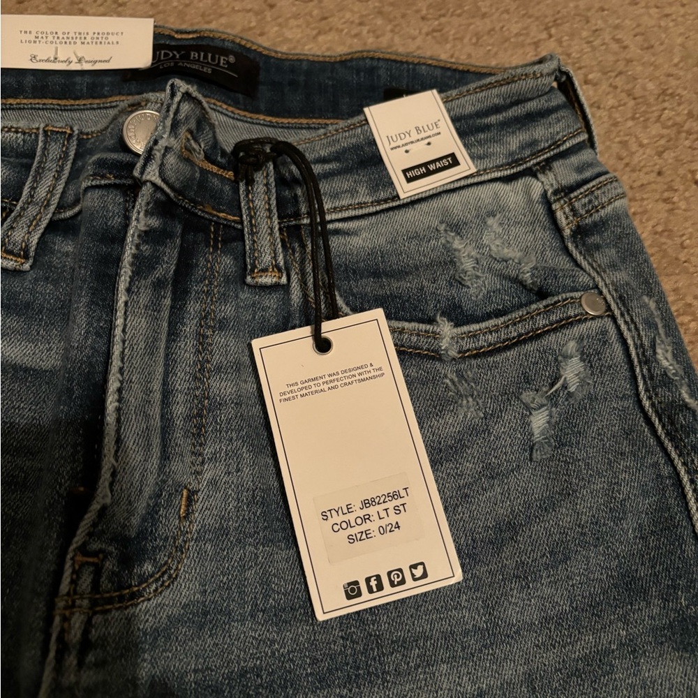 Size 0/24 Judy Blue distressed wide leg cropped